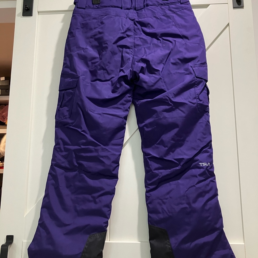 Women’s snow pants.